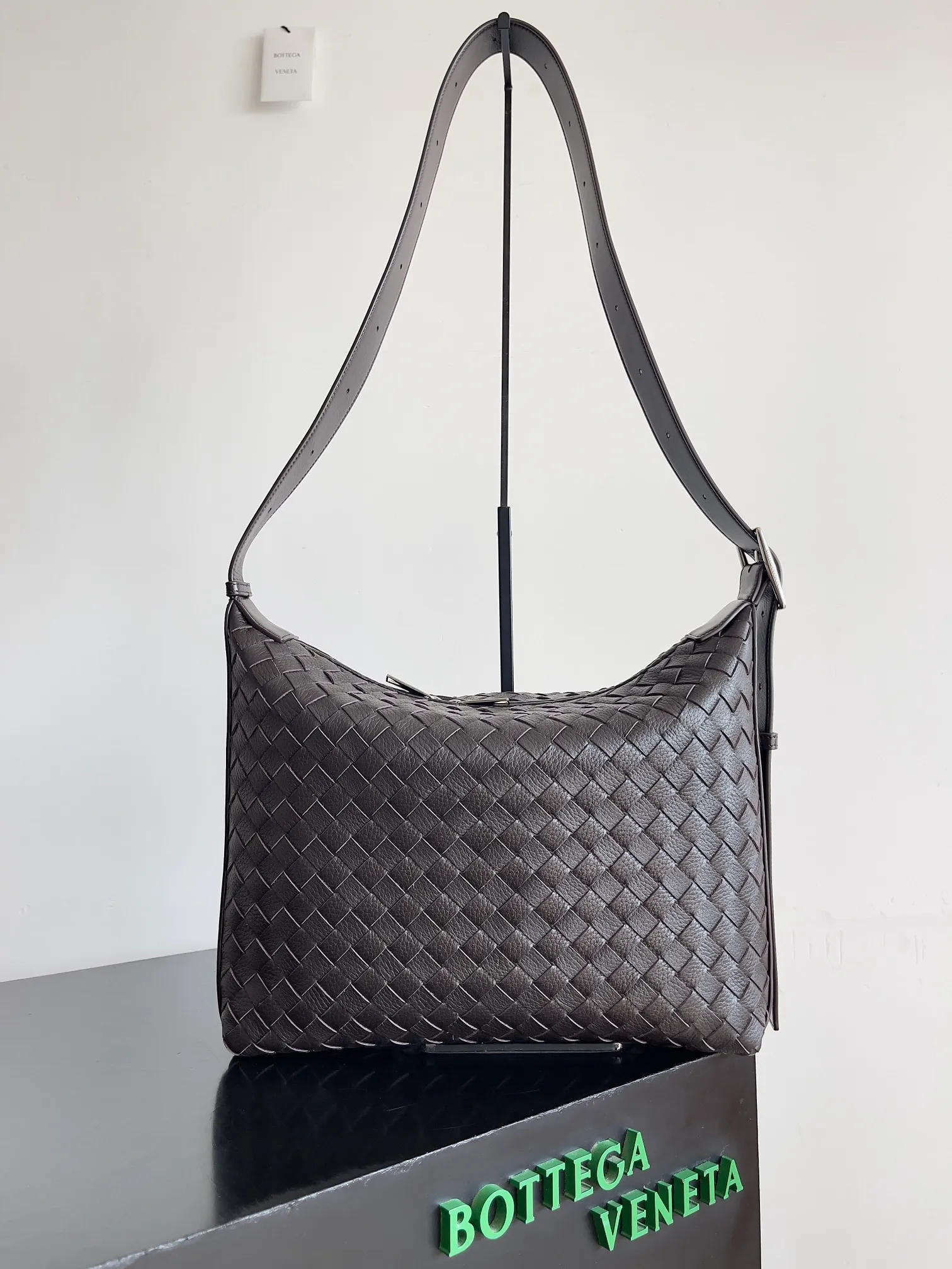 Batch 2360 BOTTEGA VENETA's new Traveler deerskin series is here! The travel season is coming soon, and I believe you must need a large-capacity and simple bag. This new Traveler is very in line with the current travel craze. The whole bag is designed with deerskin and is made of the highest quality leather. It feels tougher to the touch. The super large capacity is suitable for short trips. Traveling with friends and family does not require carrying heavy luggage. It is also very convenient for friends who often travel for work. You can carry two changes of clothes and a computer with you. It also comes with an adjustable shoulder strap to free your hands. Style number: 815748 Size: 35*29.5*8.5cm